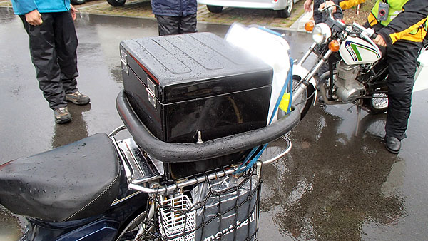 タイヤチューブが巻かれたボックス